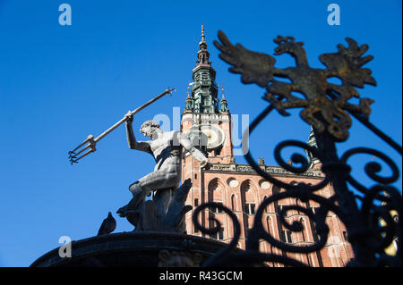 Manierista fiammingo Fontanna Neptuna (Fontana di Nettuno) e gotico Ratusz Glownego Miasta (Gdansk Municipio principale) su Dlugi Targ (Mercato Lungo) in Main Foto Stock