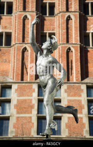 Statua di Mercurio e gotica in mattoni Ratusz Glownego Miasta (Gdansk Municipio principale) su Dlugi Targ (Mercato Lungo) nella città principale nel centro storico di Gdans Foto Stock