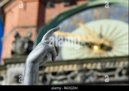 Statua di Mercurio e gotica in mattoni Ratusz Glownego Miasta (Gdansk Municipio principale) su Dlugi Targ (Mercato Lungo) nella città principale nel centro storico di Gdans Foto Stock