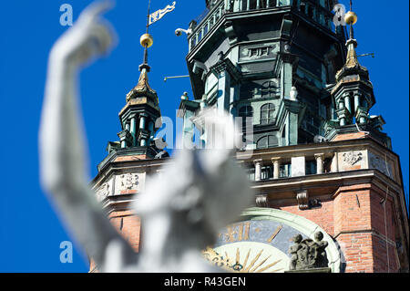 Statua di Mercurio e gotica in mattoni Ratusz Glownego Miasta (Gdansk Municipio principale) su Dlugi Targ (Mercato Lungo) nella città principale nel centro storico di Gdans Foto Stock