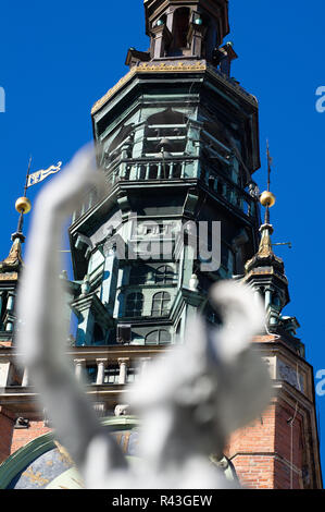 Statua di Mercurio e gotica in mattoni Ratusz Glownego Miasta (Gdansk Municipio principale) su Dlugi Targ (Mercato Lungo) nella città principale nel centro storico di Gdans Foto Stock