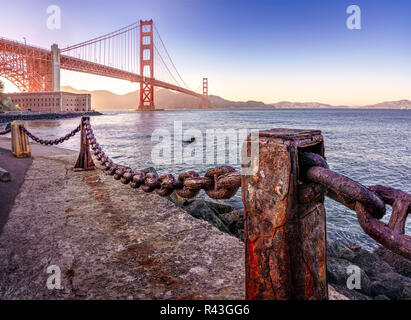 Il Golden Gate Bridge è il simbolo di San Francisco, California, Stati Uniti d'America. È la principale attrazione turistica della città ed è stato inaugurato nel 1937. Foto Stock