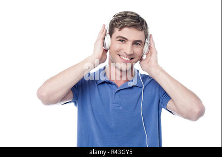 Giovane ragazzo ascolto di musica Foto Stock