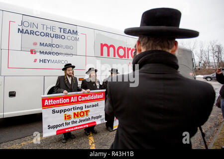 I membri di ebrei uniti contro il sionismo dimostrare al di fuori di un marco Rubio caso durante la campagna elettorale presidenziale americana nel 2016. Foto Stock