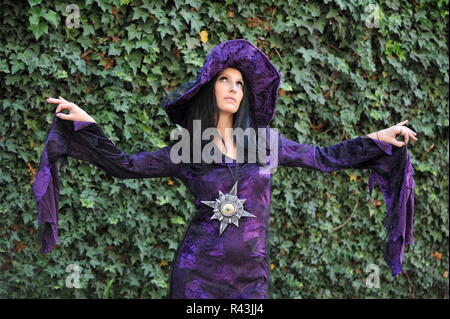 Donna vestita come una strega in costume di Halloween. Foto Stock