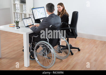 Imprenditore e imprenditrice lavorando sul computer Foto Stock