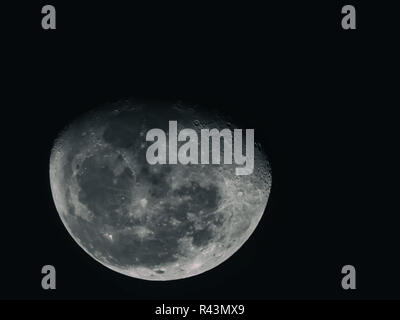 Luna crescente un colpo chiaro sul cielo scuro. Foto Stock