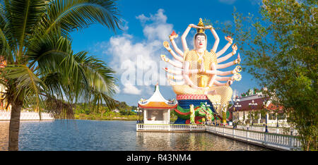 Vista panoramica della statua di Guanyin nel tempio buddista Wat Plai Laem in Koh Samui. Foto Stock