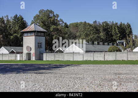 Entro il limite del campo di concentramento di Dachau in Germania, visto qui è la Cattolica Convento Carmelitano e la torre di osservazione. Foto Stock