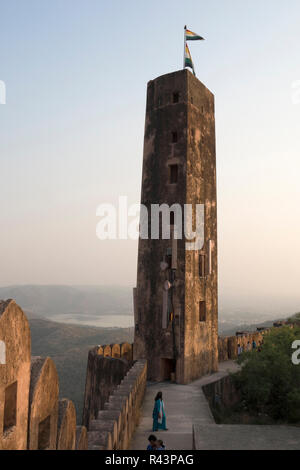 Le persone che visitano Jaigarh Fort (Diya Burj) a Jaipur, Rajasthan, India Foto Stock