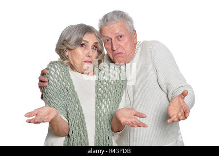 Ritratto di felice coppia senior in posa su sfondo bianco Foto Stock