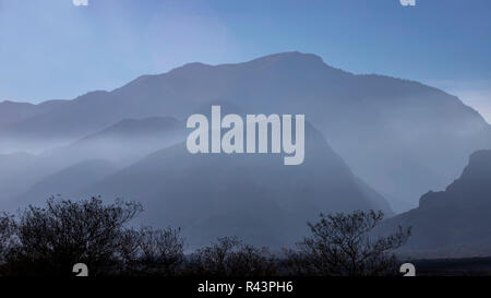 Vista laterale delle sagome delle gamme della montagna nella nebbia. La Grecia Foto Stock