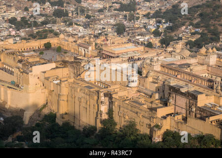 Angolo di alta vista del Forte Amber e il palazzo di Jaipur, Rajasthan, India Foto Stock