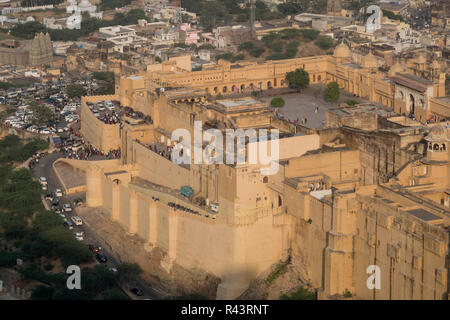 Angolo di alta vista del Forte Amber e il palazzo di Jaipur, Rajasthan, India Foto Stock