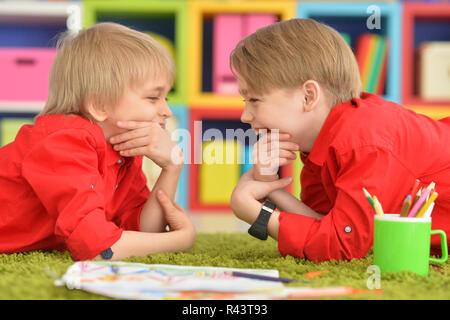 Due ragazzi sorridenti in camicie rosse divertendosi Foto Stock