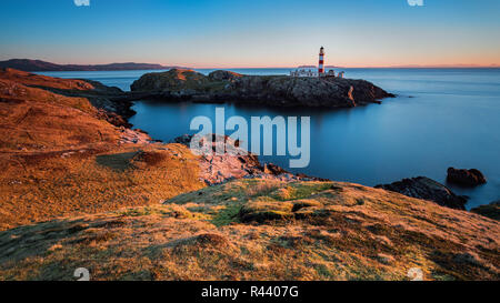 Eilean Glas Lightouse all alba del Isle of Harris Foto Stock