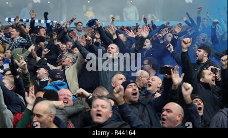 Birmingham City fans di celebrare il primo obiettivo durante il cielo di scommessa match del campionato a Villa Park, Birmingham. Foto Stock