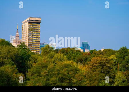 Varsavia, Mazovia / Polonia - 2018/09/02: esterne della storica Smolna 8 torre, comunista edificio residenziale sviluppato negli anni Settanta del XX secolo in P Foto Stock