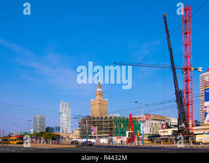 Varsavia, Mazovia / Polonia - 2018/09/02: sito in costruzione della Rotunda edificio storico in fase di rinnovamento nel centro di Varsavia, con la cultura Foto Stock