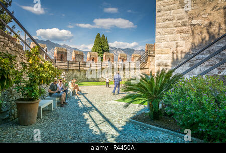 Il medievale castello scaligero di Malcesine sul lago di Garda, Verona, Italia.Il vecchio castello scaligero è una delle principali attrazioni turistiche Foto Stock