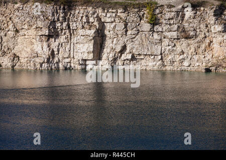 Serbatoio Zakrzowek Cliff e il lago, ex cava di calcare in Cracovia in Polonia Foto Stock