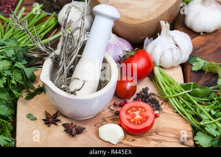 Ceramica mortaio con pestello verdi sul tavolo Foto Stock