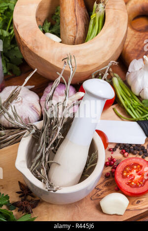 Al di sopra di vista del pestello le erbe in un mortaio e spezie Foto Stock