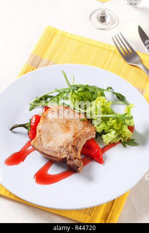 Arrosto di maiale chop e di accompagnamento Foto Stock