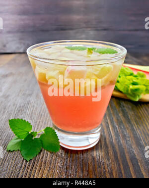 La limonata con il rabarbaro e menta sul bordo scuro Foto Stock