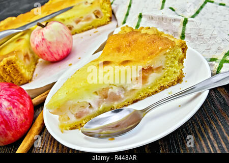 Pie apple con panna acida e cannella a bordo Foto Stock