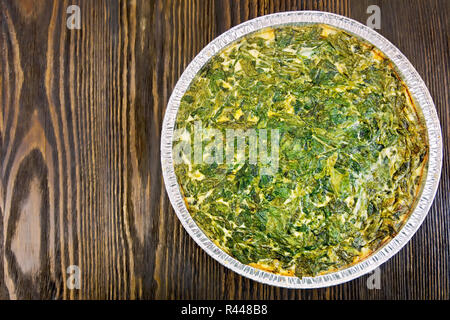 Celtico a torta con spinaci in forma di lamina su tavola Foto Stock