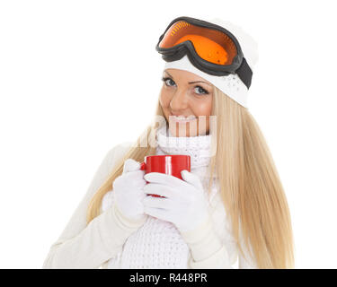 Giovane donna in occhiali da sci con red cup. Foto Stock