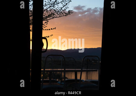 Vivace Lago Tramonto con elementi stagliano sopra il lago Jindabyne & MONTAGNA Foto Stock