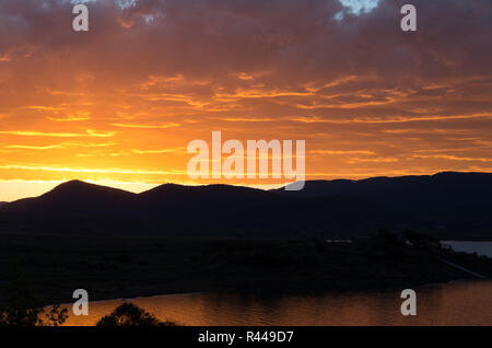 Vivace Lago Tramonto con elementi stagliano sopra il lago Jindabyne & MONTAGNA Foto Stock