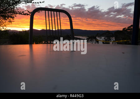 Vivace Lago Tramonto con elementi stagliano sopra il lago Jindabyne & MONTAGNA Foto Stock