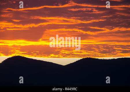 Vivace Lago Tramonto con elementi stagliano sopra il lago Jindabyne & MONTAGNA Foto Stock