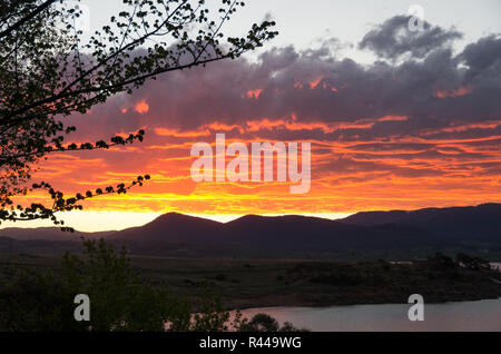 Vivace Lago Tramonto con elementi stagliano sopra il lago Jindabyne & MONTAGNA Foto Stock