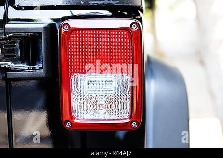 Vista ravvicinata di nero auto sportiva luce posteriore. Foto Stock