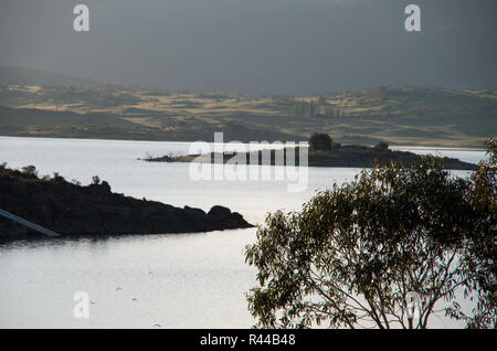 Vivace Tramonto sul lago Jindabyne in Australia Foto Stock