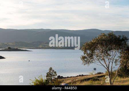 Vivace Tramonto sul lago Jindabyne in Australia Foto Stock