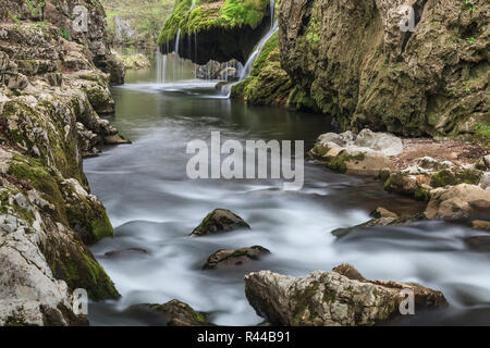 Bigar cascata cade nella Nera Beusnita Gorges National Park, Romania Foto Stock