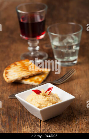 Il greco hummus con vino su legno Foto Stock