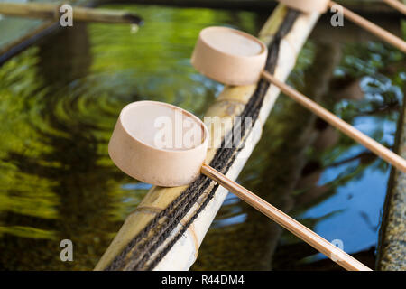 Giapponese Fontana di purificazione nel tempio Shintoista Foto Stock