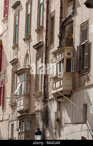 Tipici balconi maltese in un quartiere storico della capitale di Malta - Valletta, Europa Foto Stock