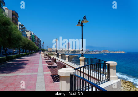 Promenade Street nella città di Sliema su Malta. La strada si chiama "IX - Xatt Ta' Qui - Si - Sana' Foto Stock