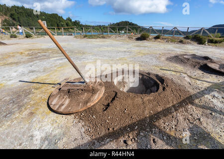 Un foro per la cottura a vapore nel terreno nella zona geotermica, vicino al Lago di Furnas, utilizzato per preparare un piatto tradizionale delle Azzorre - Cozido das Furnas che cont Foto Stock