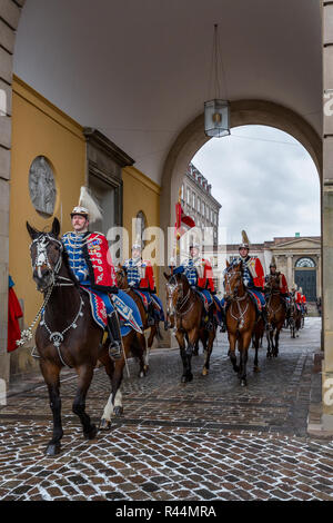 I soldati della guardia reggimento ussaro lievitazione Palazzo Christiansborg, Copenhagen, Danimarca Foto Stock