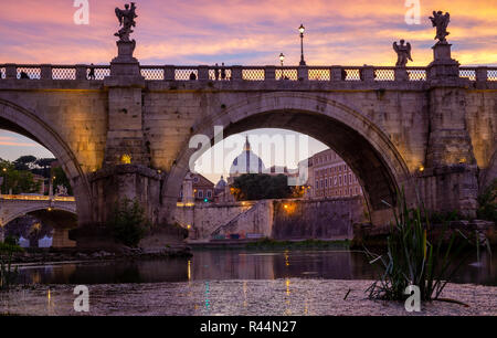 La Basilica di San Pietro con Sant'Angelo il ponte sul Tevere al tramonto, Roma, Italia Foto Stock