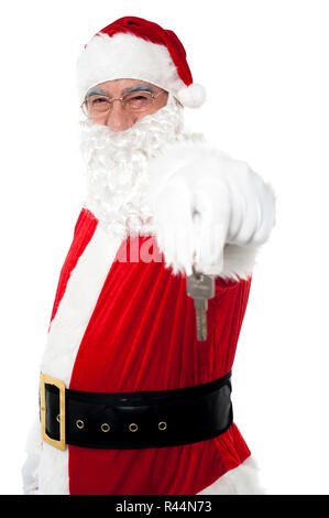 Uomo più anziano a santa costume tasti offerta Foto Stock