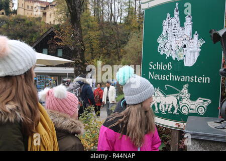 Il castello di Neuschwanstein e vista del castello di Neuschwanstein hohenschwangau signpost, cavallo carrello top mountain ride concetto turistico, attrazione, Germania Foto Stock